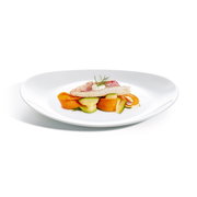 Gourmet-Fischfilet auf Gemüsestreifen aus Karotte und Zucchini mit Dillgarnitur auf weißem Teller, seitliche leicht erhöhte Perspektive vor hellem Hintergrund