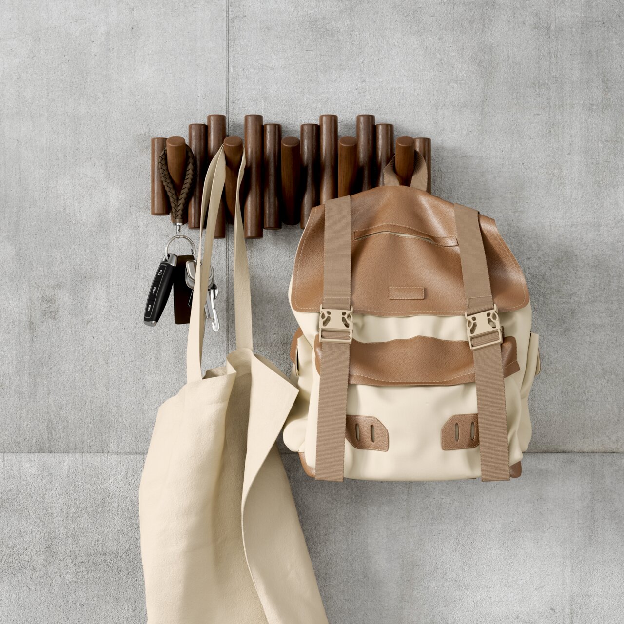 Wandgarderobe aus Holz mit mehreren Haken, an der ein Rucksack, eine Tasche und Schlüssel hängen, aus der Vorderansicht fotografiert.