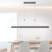 Moderne LED-Pendelleuchte PURE MOTO in minimalistischem Design, hängend über einem Esstisch, seitliche Perspektive.