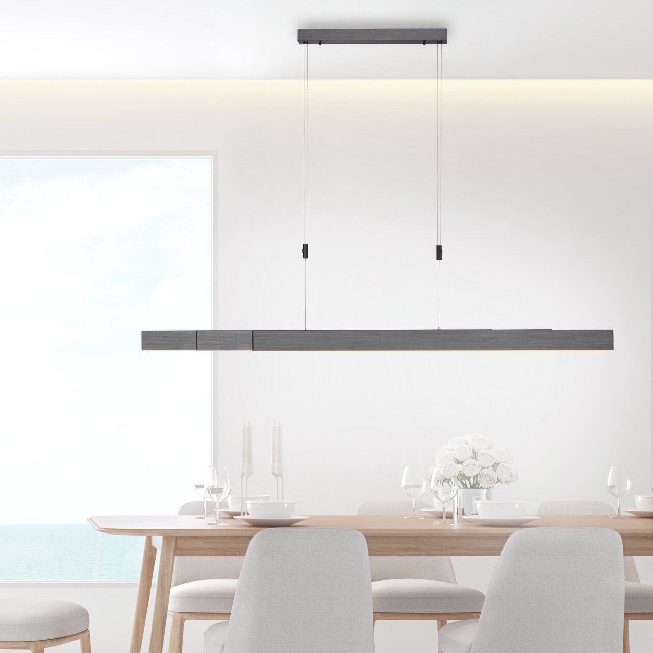 Moderne LED-Pendelleuchte PURE MOTO in minimalistischem Design, hängend über einem Esstisch, seitliche Perspektive.