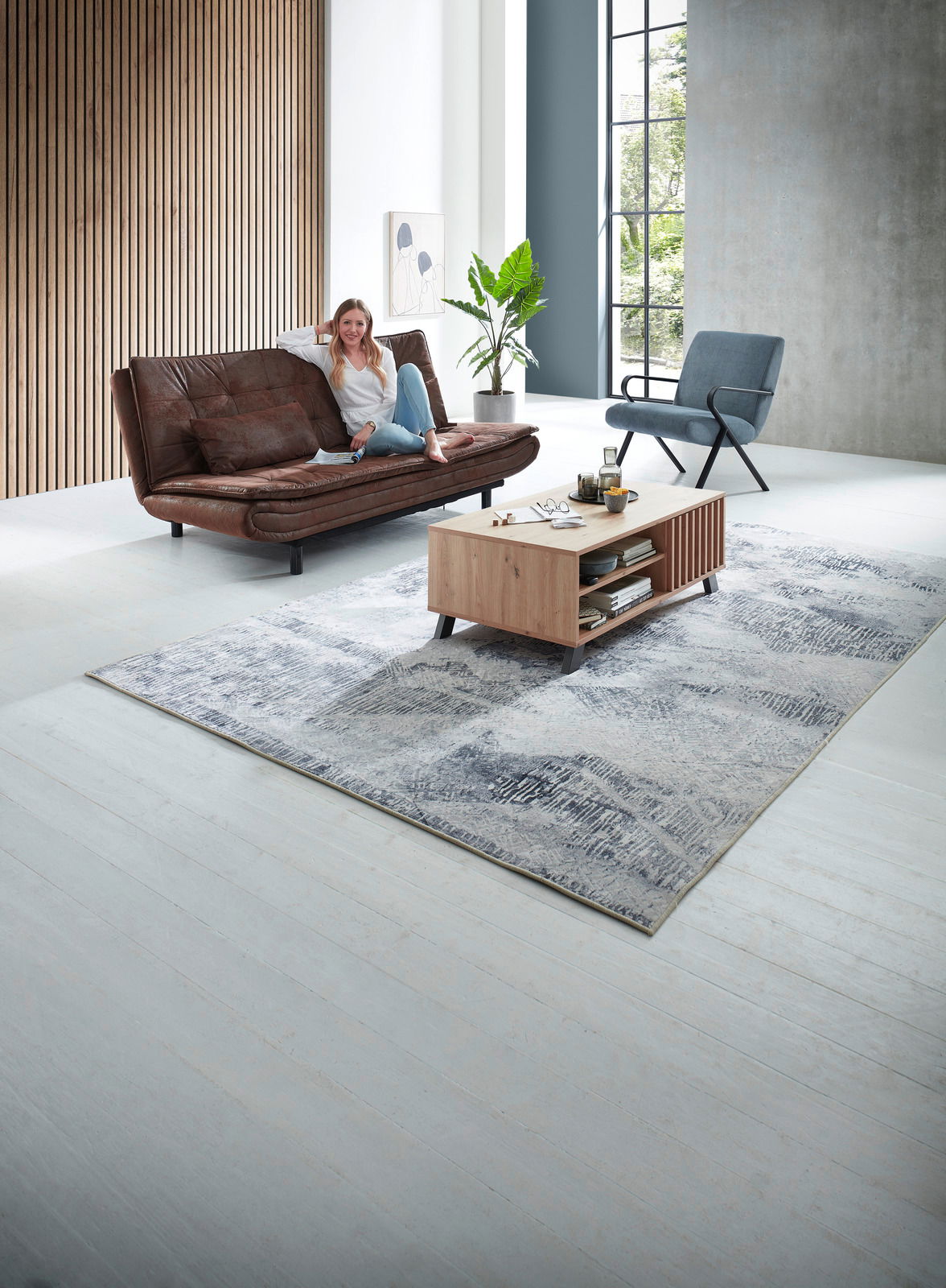 Moderner Couchtisch aus Holz mit Regalfächern, frontal im Wohnzimmer platziert, umgeben von einem Sofa, einem Sessel und einem Teppich.