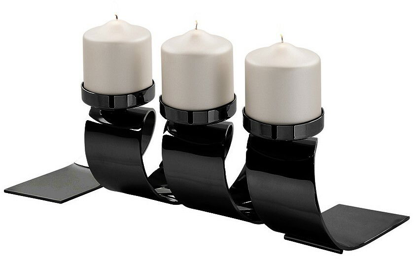 Moderner, schwarzer, dreiflammiger Kerzenhalter mit geschwungenem Design, seitliche Perspektive