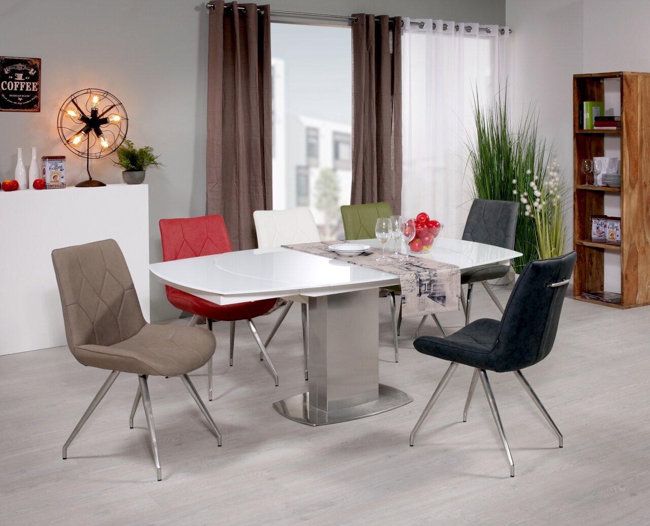 Moderner Esstisch mit weißer Tischplatte und sechs bunten Stühlen in einem stilvoll eingerichteten Esszimmer, seitliche Perspektive.