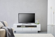 Modernes weißes Lowboard mit Fernseher, dekoriert mit Büchern und Vasen, aus frontaler Perspektive.