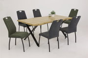 Essgruppe mit einem rechteckigen Holztisch und sechs Stühlen in verschiedenen Farben, seitliche Perspektive