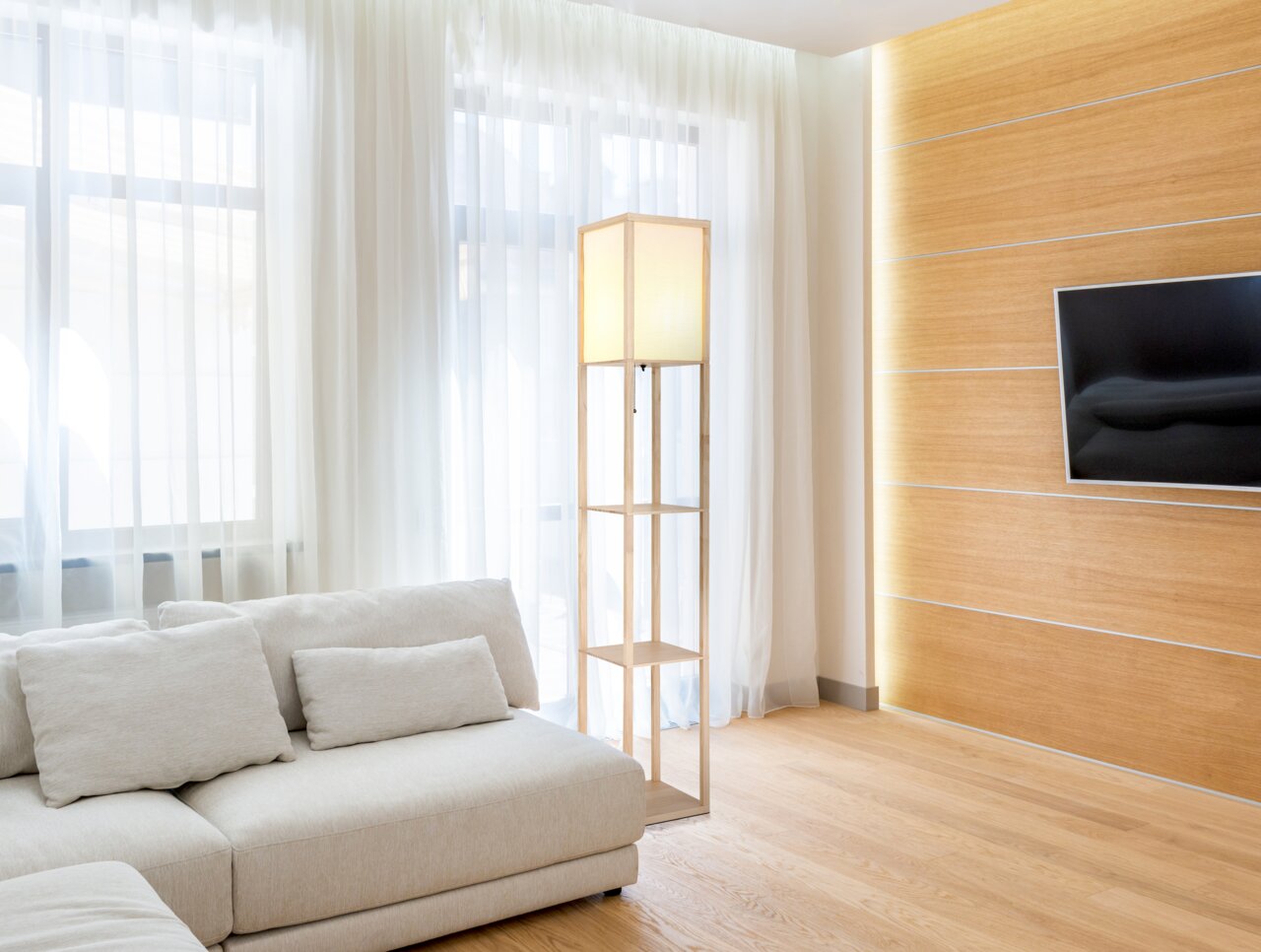 Moderne Stehleuchte TABITHA von Globo Lighting in einem hellen Wohnzimmer, seitliche Perspektive.