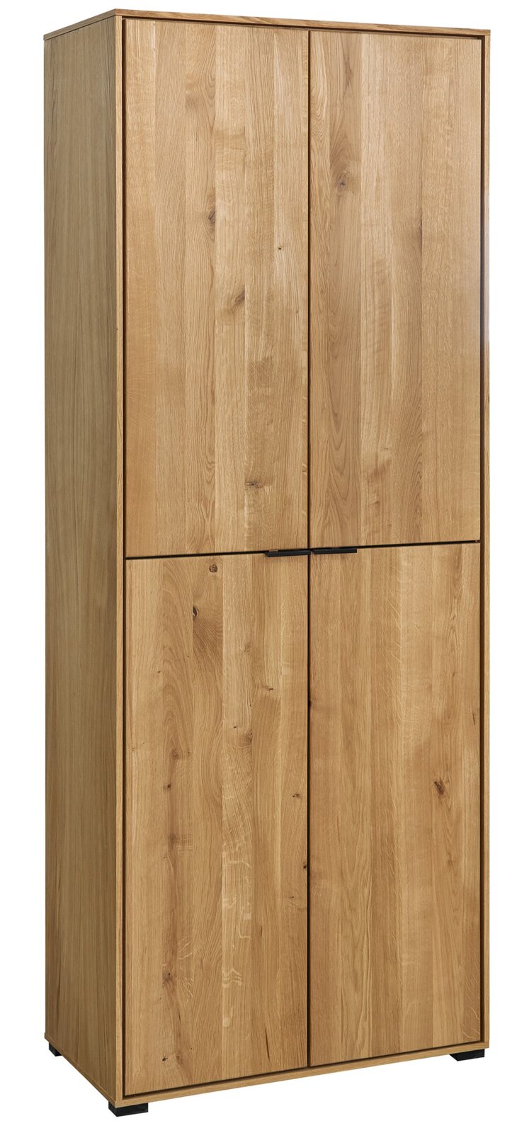 Hoher Kleiderschrank aus hellem Massivholz mit vier Türen und schwarzen Griffleisten, freigestellt auf weißem Hintergrund, Ansicht schräg von vorne links