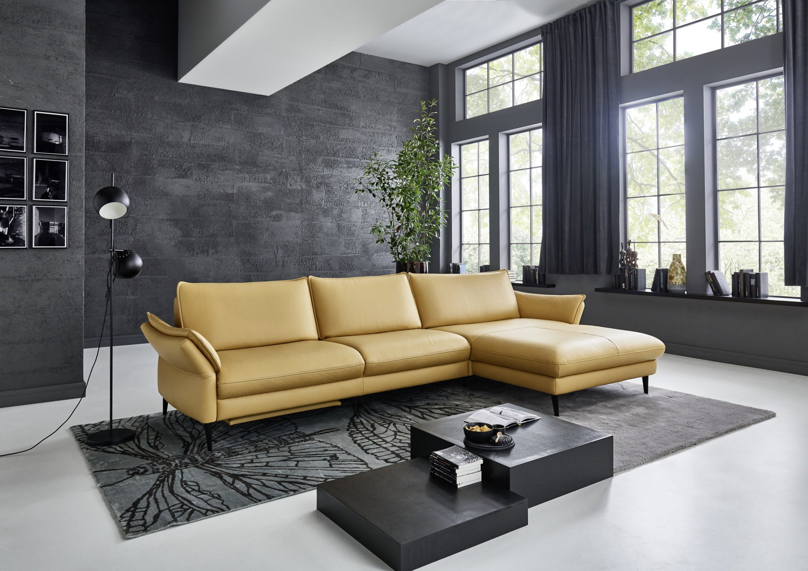 Gelbes Longchair-Sofa in modernem Wohnzimmer, seitliche Perspektive