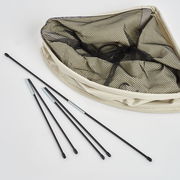 Eck-Wäschesammler mit Netzgewebe und Stangen, von oben fotografiert