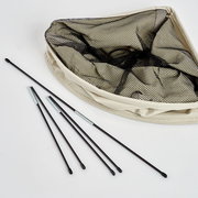 Eck-Wäschesammler mit Netzgewebe und Stangen, von oben fotografiert