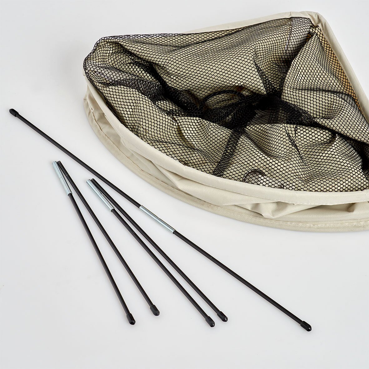 Eck-Wäschesammler mit Netzgewebe und Stangen, von oben fotografiert