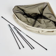 Eck-Wäschesammler mit Netzgewebe und Stangen, von oben fotografiert