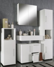 Modernes weißes Badezimmermöbel-Set mit Waschtischunterschrank, offenem Regal, Hochschrank und Spiegelschrank über dem Waschbecken, fotografiert in frontaler Ansicht mit leichter Perspektive von links vor grauer Fliesenwand.