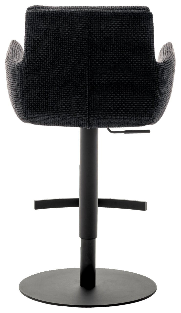 Rückansicht eines Barstuhls mit Armlehnen in dunklem Stoffbezug und schwarzem Metallfuß.