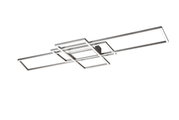 Moderne LED-Deckenleuchte in gebürstetem Silber mit überlappenden rechteckigen Lichtflächen, freigestellt auf weißem Hintergrund, in leichter Untersicht/Schrägansicht von unten