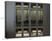 Drehtürenschrank 6-türig in dunkler Farbe, frontalansicht, mit Glastüren, zeigt hängende Kleidung und gefaltete Textilien, Maße 236 cm hoch, 295,3 cm breit, 58 cm tief.