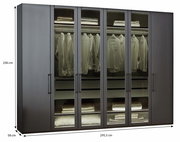 Drehtürenschrank 6-türig in dunkler Farbe, frontalansicht, mit Glastüren, zeigt hängende Kleidung und gefaltete Textilien, Maße 236 cm hoch, 295,3 cm breit, 58 cm tief.