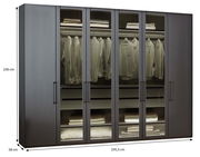 Drehtürenschrank 6-türig in dunkler Farbe, frontalansicht, mit Glastüren, zeigt hängende Kleidung und gefaltete Textilien, Maße 236 cm hoch, 295,3 cm breit, 58 cm tief.