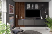 Modernes Wohnzimmer mit Dekopaneel 4er-Set, Wand in Holzoptik, grauem Sideboard und stilvoller Dekoration, seitliche Perspektive.
