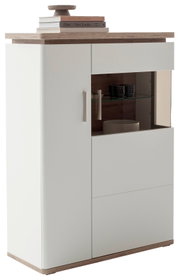 Modernes Highboard/Sideboard in Weiß mit Holzoptik-Deckplatte, links Schranktür und rechts Vitrine mit Glasfach, freigestellt in schräger Frontansicht von links