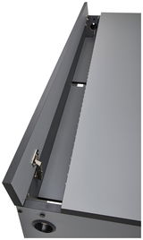 Detailansicht eines grauen Gamingtisches mit geöffneter Kabelmanagement-Klappe von oben.