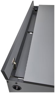 Detailansicht eines grauen Gamingtisches mit geöffneter Kabelmanagement-Klappe von oben.