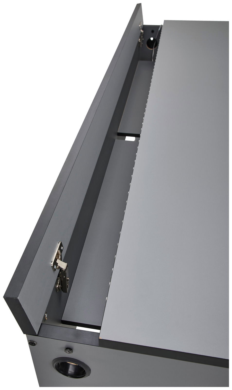 Detailansicht eines grauen Gamingtisches mit geöffneter Kabelmanagement-Klappe von oben.