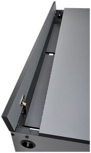 Detailansicht eines grauen Gamingtisches mit geöffneter Kabelmanagement-Klappe von oben.