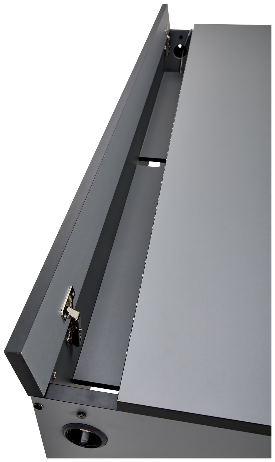 Detailansicht eines grauen Gamingtisches mit geöffneter Kabelmanagement-Klappe von oben.