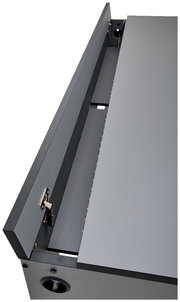 Detailansicht eines grauen Gamingtisches mit geöffneter Kabelmanagement-Klappe von oben.