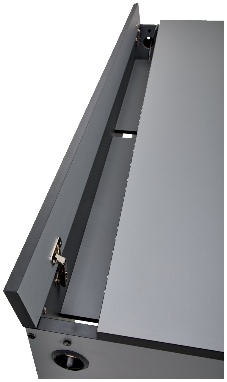 Detailfoto van een grijze gamingtafel met geopend kabelmanagementluik, gezien van bovenaf.