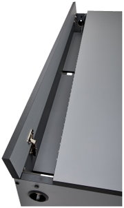 Detailfoto van een grijze gamingtafel met geopend kabelmanagementluik, gezien van bovenaf.