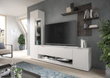 Moderne Wohnwand in Weiß mit integriertem TV und dekorativen Regalen, seitliche Perspektive