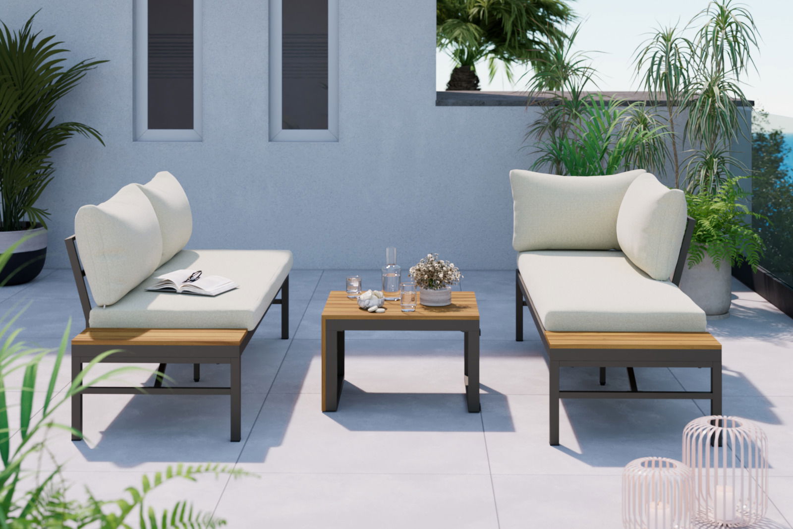 Moderne Loungegarnitur-Set auf einer Terrasse, bestehend aus zwei beigen Sofas mit Holz- und Metallrahmen, einem kleinen Holztisch in der Mitte, umgeben von Pflanzen. Perspektive von vorne.