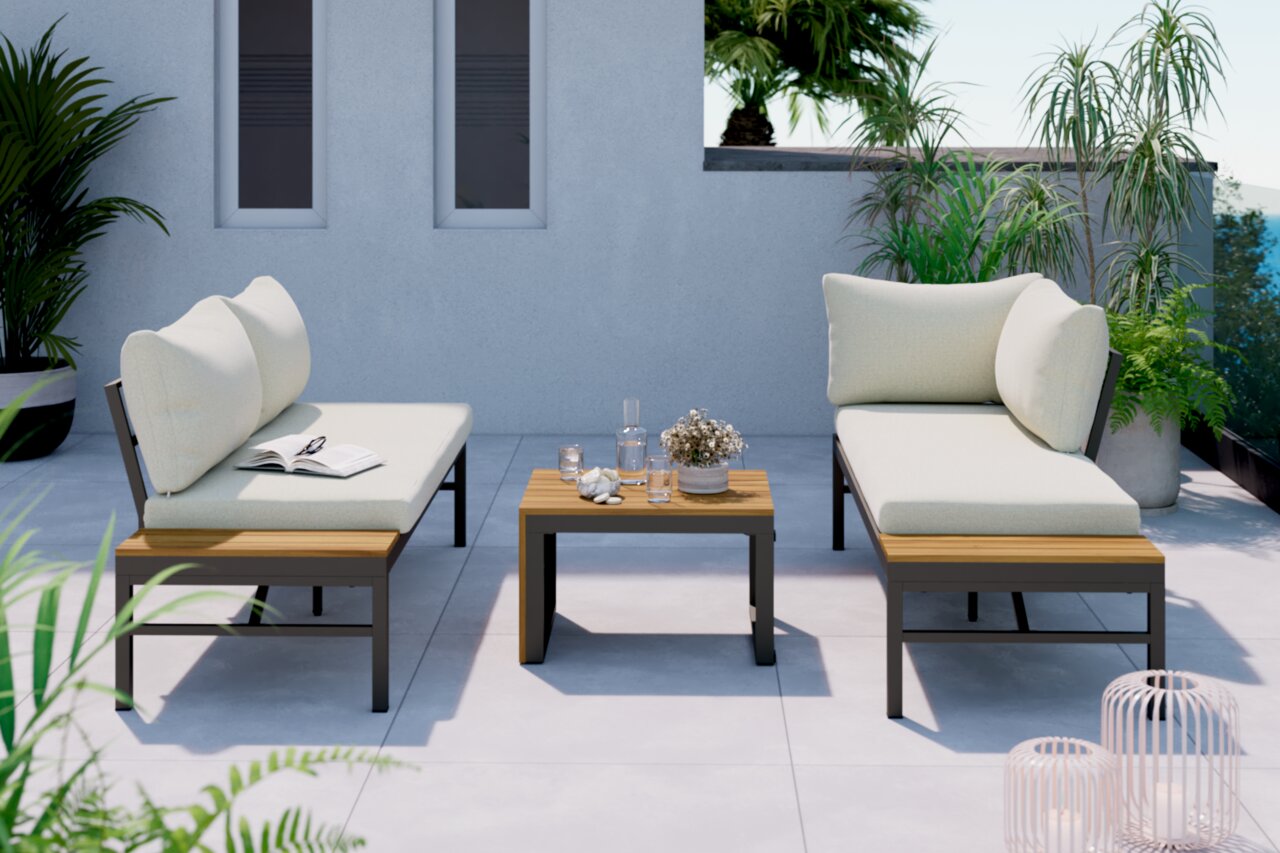 Moderne Loungegarnitur-Set auf einer Terrasse, bestehend aus zwei beigen Sofas mit Holz- und Metallrahmen, einem kleinen Holztisch in der Mitte, umgeben von Pflanzen. Perspektive von vorne.