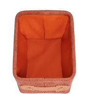 Vogelperspektive auf einen rechteckigen, orangefarbenen Badkorb mit textiler Innenauskleidung und dekorativem Griff.