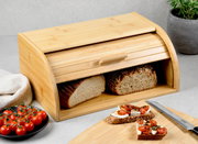 Bambus-Brotkasten mit Rollklappe, gefüllt mit Brotscheiben, auf einer Küchenarbeitsplatte. Perspektive von vorne.