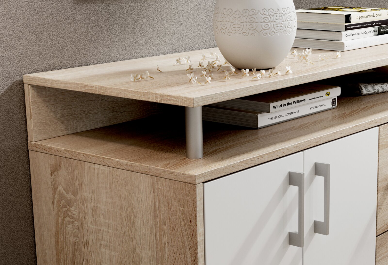 Nahaufnahme eines modernen Sideboards mit Holzoptik und weißen Türen, dekoriert mit Büchern und einer Vase, aus seitlicher Perspektive.