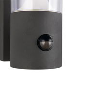 Nahaufnahme einer LED-Außenwandleuchte mit Bewegungssensor, seitliche Perspektive