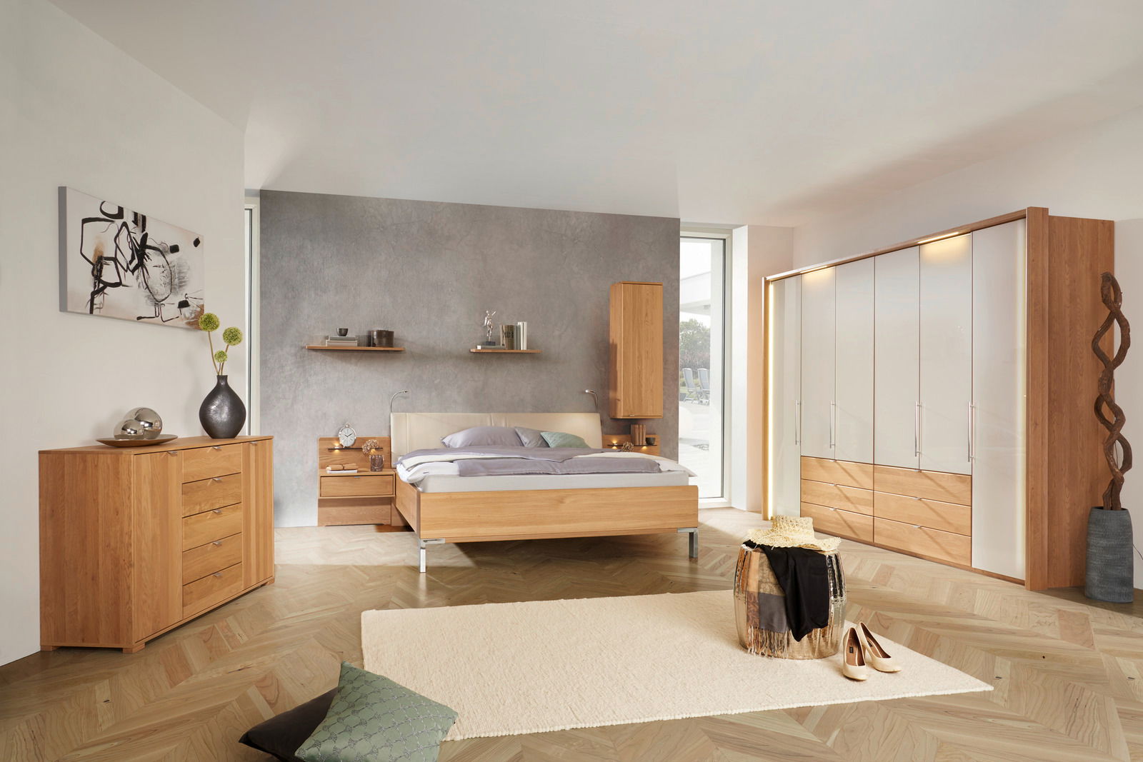 Schlafzimmer mit modernem Dieter Knoll Gleittürenschrank AMATO in Holzoptik und weißen Fronten, seitliche Perspektive.