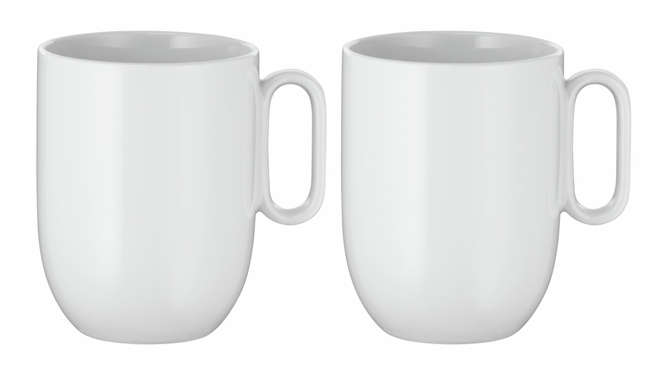 Twee witte koffiekopjes uit de WMF Barista-koffiekopjesset, die met de voorkant naar elkaar toe naast elkaar staan.