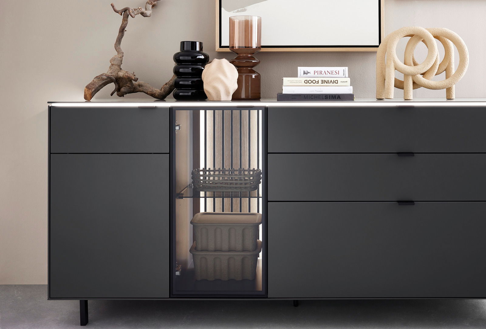 Modernes Sideboard in dunklem Design mit dekorativen Objekten auf der Oberseite, seitliche Perspektive