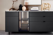 Modernes Sideboard in dunklem Design mit dekorativen Objekten auf der Oberseite, seitliche Perspektive