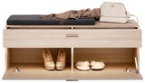 Garderobenkombination mit Sitzbank, Schublade und Schuhfach, frontal fotografiert. Oben liegt ein Schal und eine Handtasche, unten sind Schuhe und Hausschuhe zu sehen.
