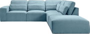 Hellblaues L-förmiges Ecksofa mit rechter Ottomane/Longchair, breiten Armlehnen und losen Rückenkissen, freigestellt auf weißem Hintergrund, Ansicht schräg von vorn.