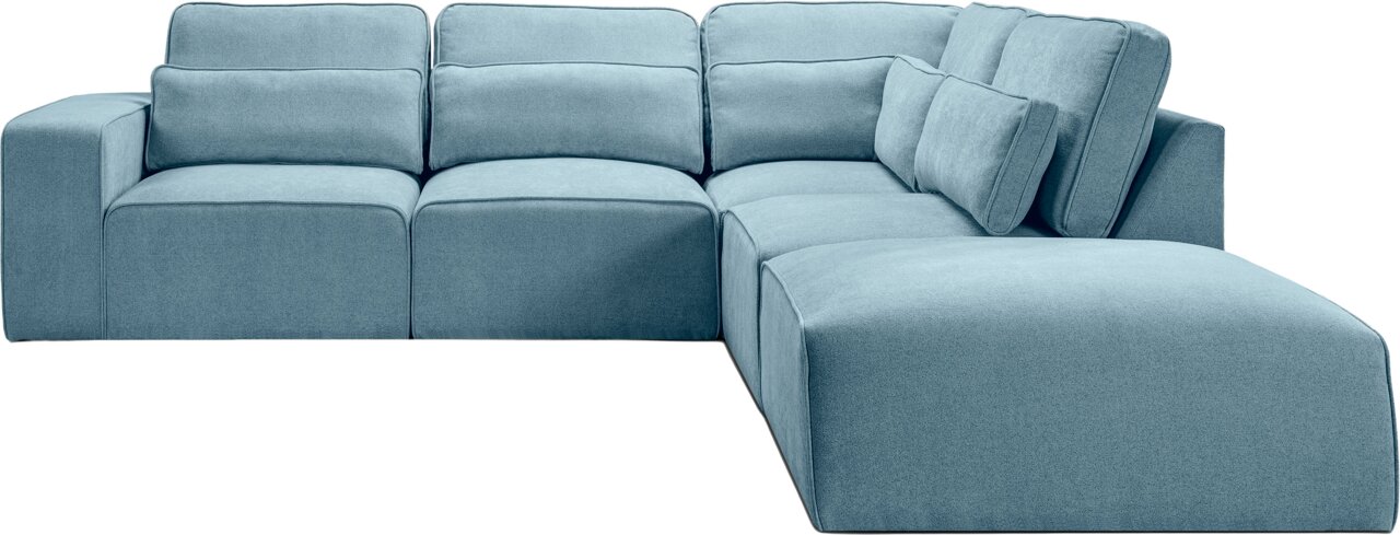 Hellblaues L-förmiges Ecksofa mit rechter Ottomane/Longchair, breiten Armlehnen und losen Rückenkissen, freigestellt auf weißem Hintergrund, Ansicht schräg von vorn.