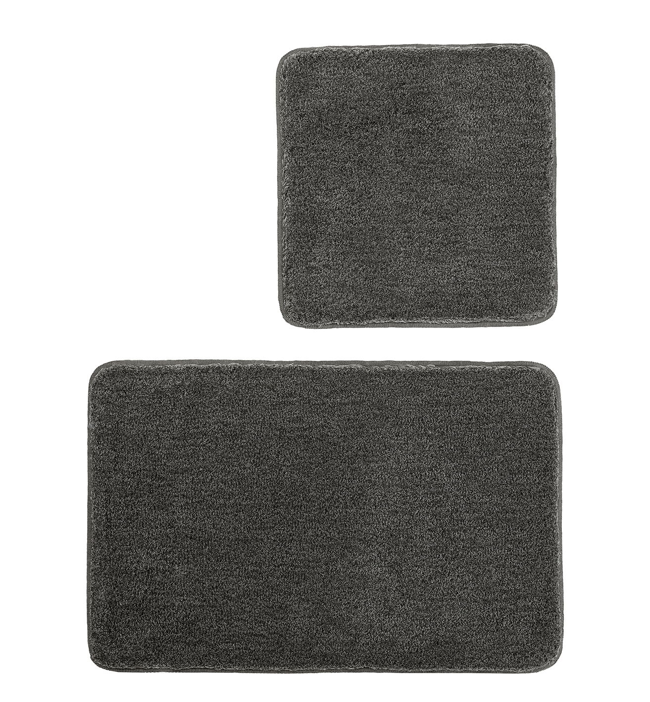 Kleine Wolke Badteppich Set 2tlg. RELAX Zweiteiliges Badteppich-Set in Dunkelgrau, bestehend aus einem großen rechteckigen und einem kleineren quadratischen Teppich, aus der Vogelperspektive fotografiert.