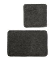 Zweiteiliges Badteppich-Set in Dunkelgrau, bestehend aus einem großen rechteckigen und einem kleineren quadratischen Teppich, aus der Vogelperspektive fotografiert.