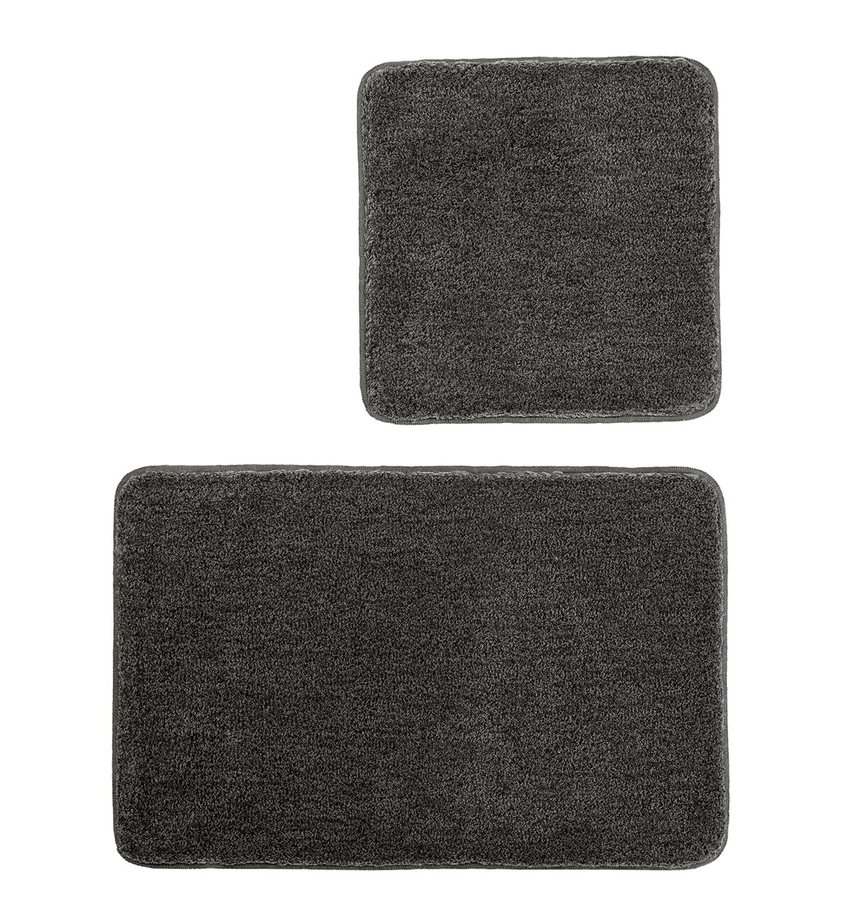 Kleine Wolke Badteppich Set 2tlg. RELAX Zweiteiliges Badteppich-Set in Dunkelgrau, bestehend aus einem großen rechteckigen und einem kleineren quadratischen Teppich, aus der Vogelperspektive fotografiert.