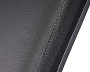 Nahaufnahme der Textur eines Chefsessels aus schwarzem Stoff, seitliche Perspektive